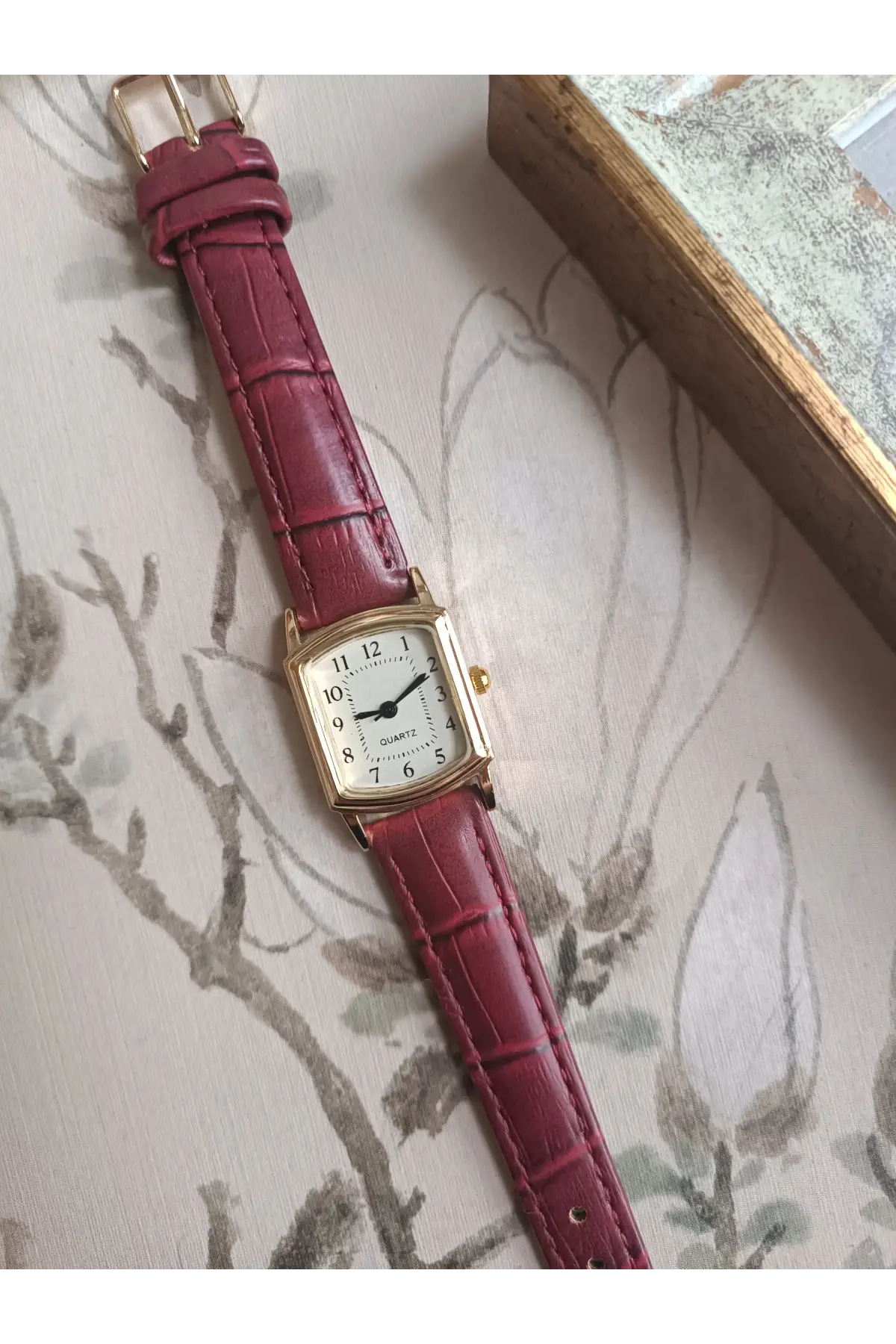 Elowen Bordo Kroko Deri Beyaz Kardan Kare Retro Kadın Kol Saati