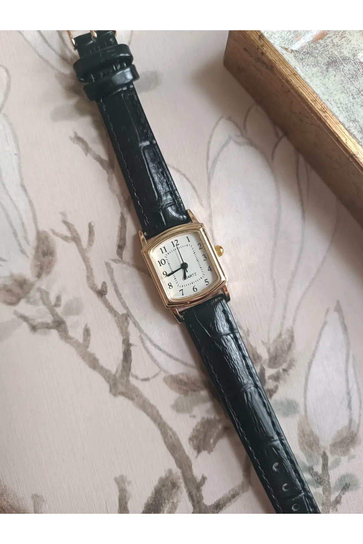 Elowen Siyah Kroko Deri Beyaz Kardan Kare Retro Kadın Kol Saati