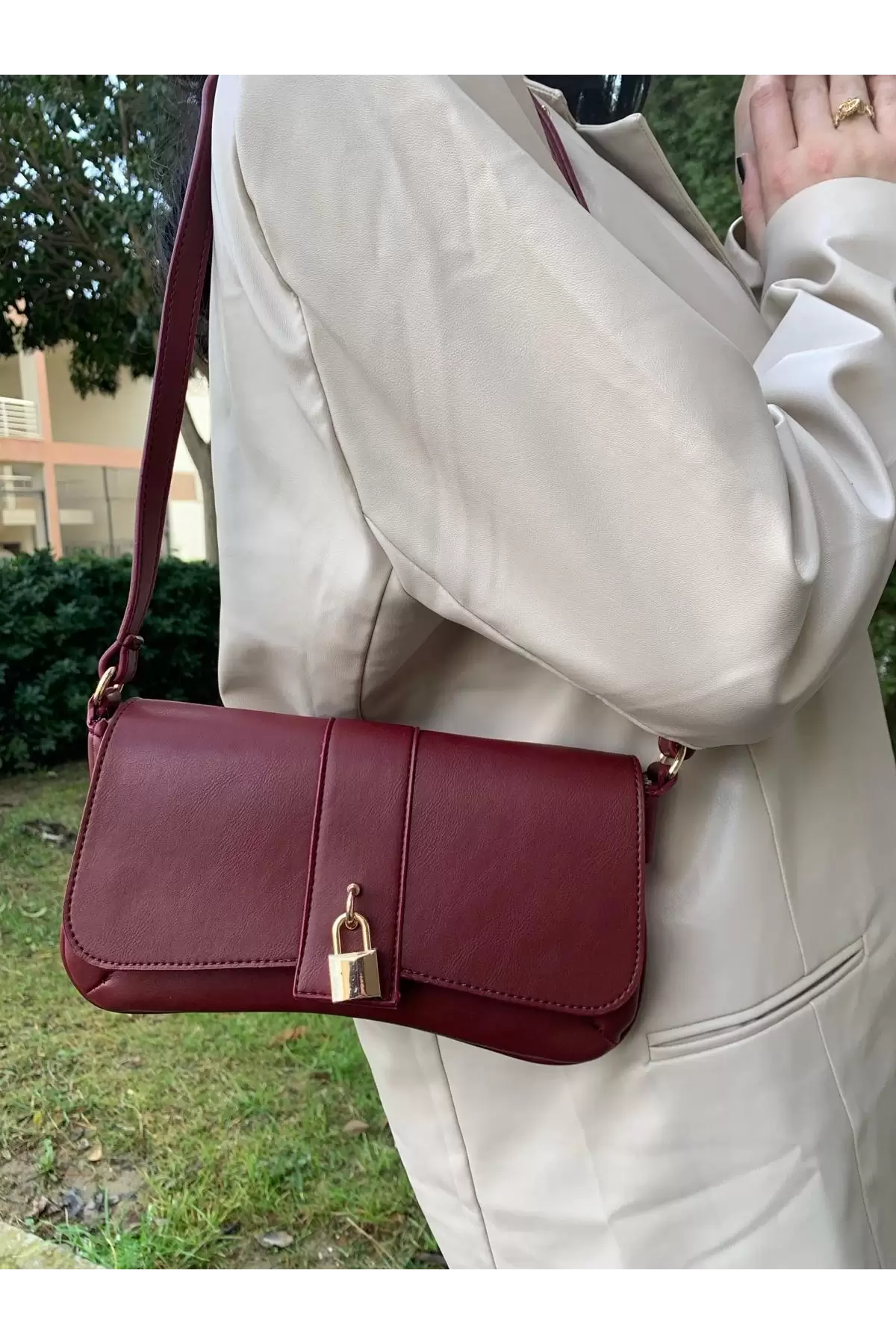 Sahra Önden Kilit Aksesuarlı Asimetrik Bordo Cilt Trend Kadın Omuz Çantası