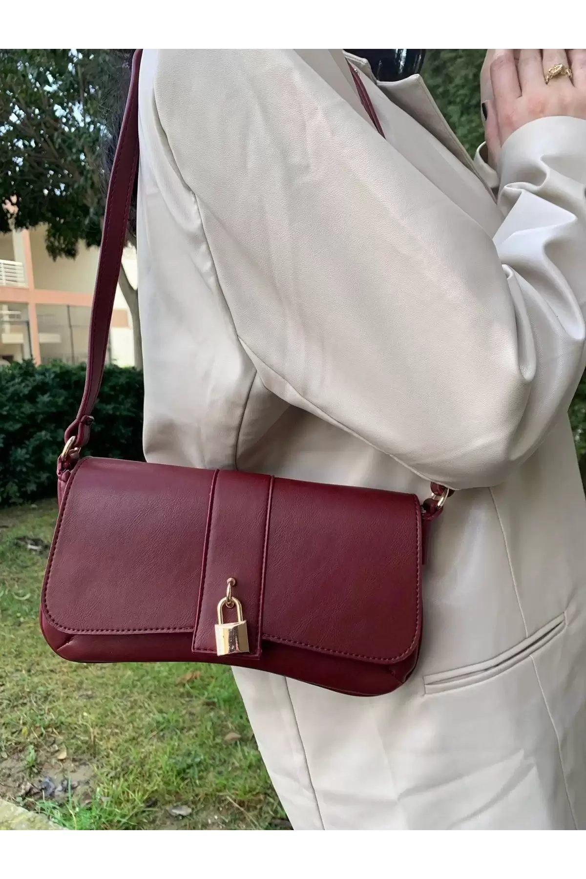 Sahra Önden Kilit Aksesuarlı Asimetrik Bordo Cilt Trend Kadın Omuz Çantası