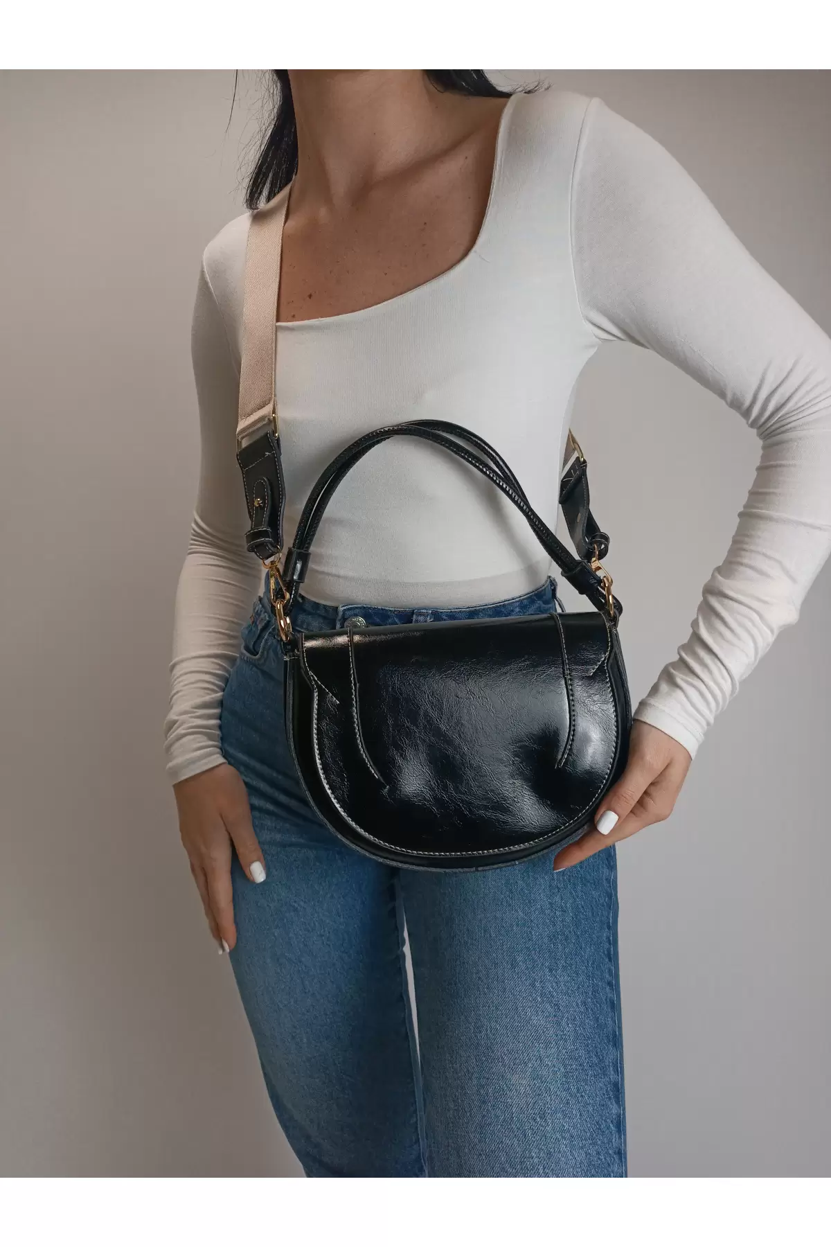 Medusa Black Wrinkled Skin Contrast Stitched Column Strap Womens Shoulder Bag