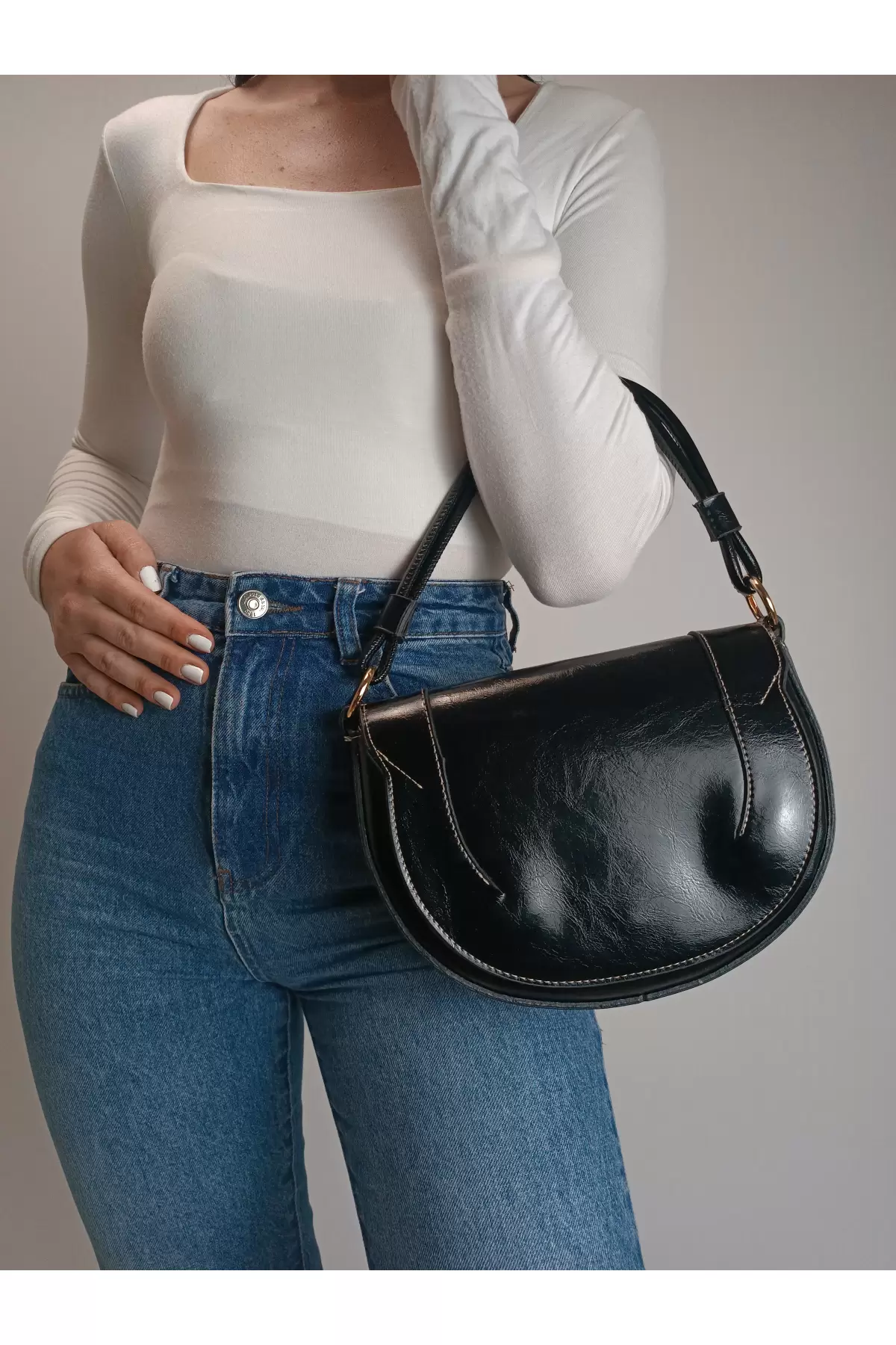 Medusa Black Wrinkled Skin Contrast Stitched Column Strap Womens Shoulder Bag