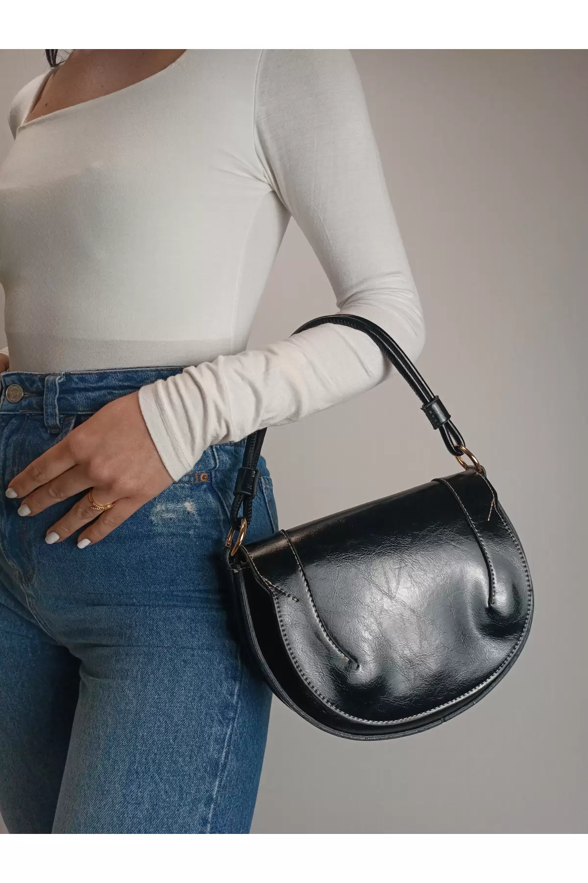 Medusa Black Wrinkled Skin Contrast Stitched Column Strap Womens Shoulder Bag
