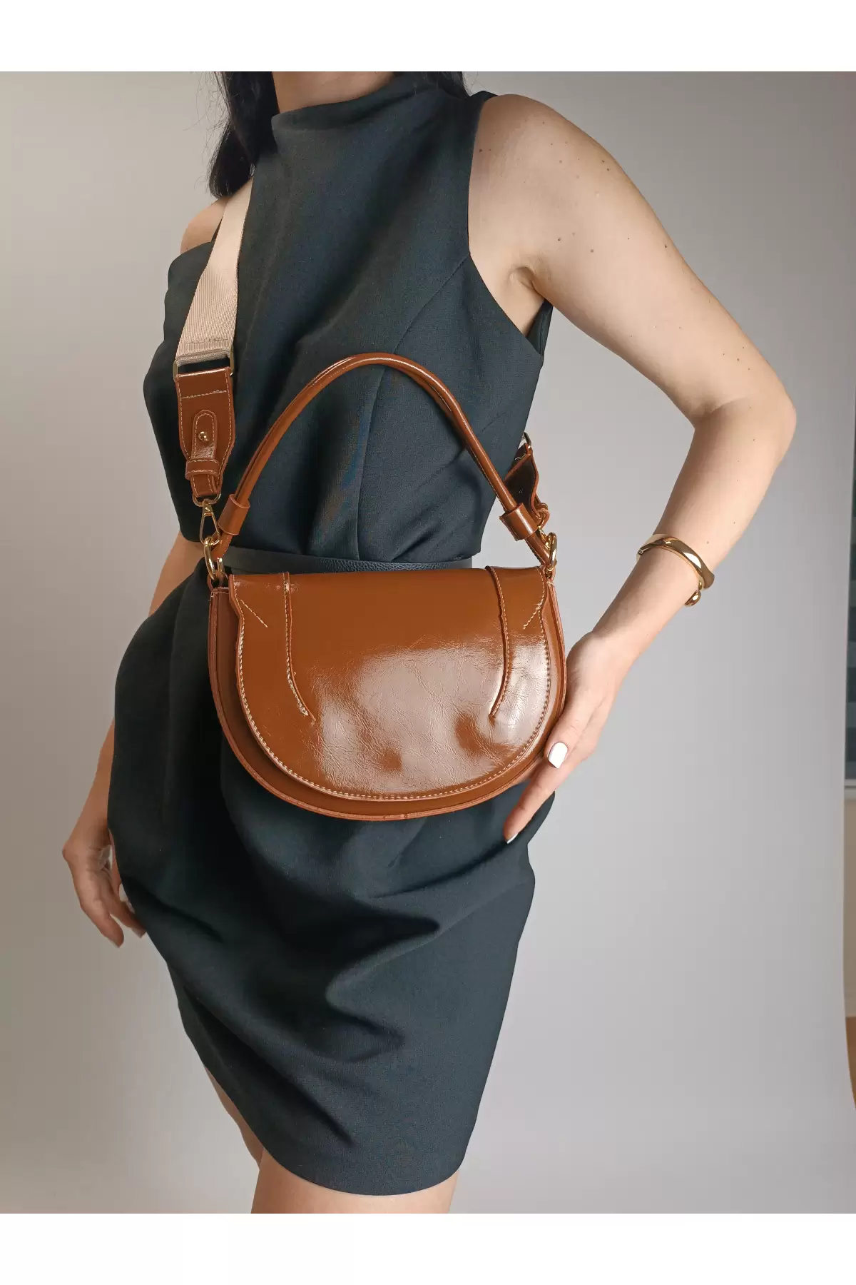 Medusa Taba Kırışık Cilt Kontrast Dikişli Kolon Askılı Kadın Omuz Çantası