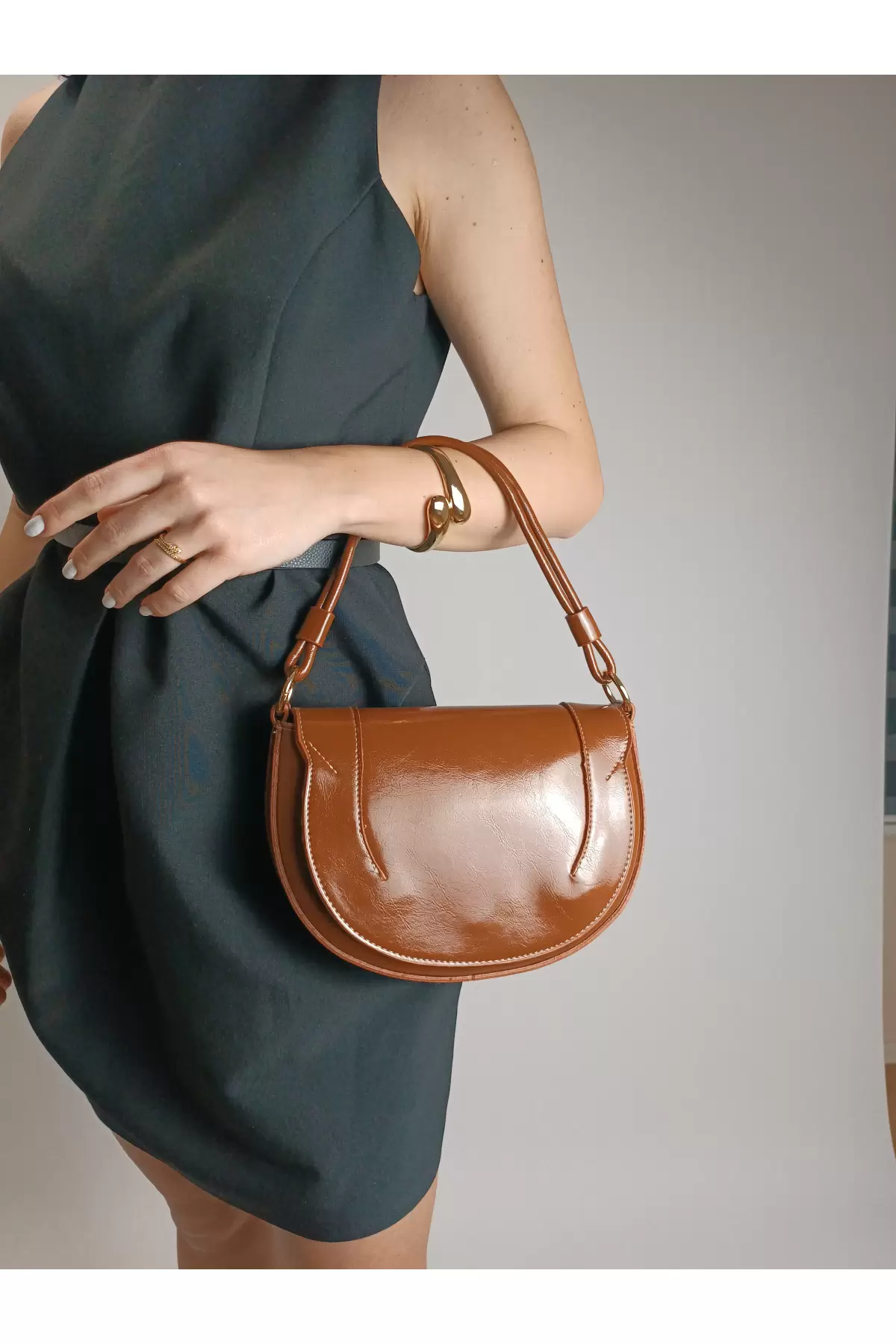 Medusa Taba Kırışık Cilt Kontrast Dikişli Kolon Askılı Kadın Omuz Çantası