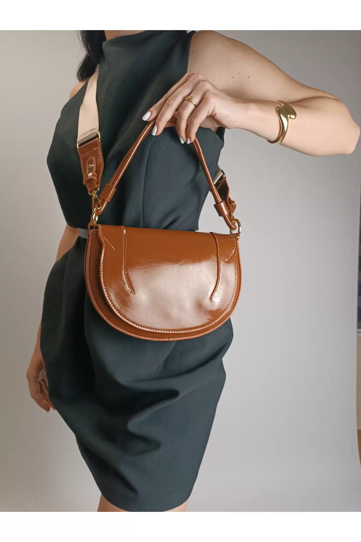 Medusa Taba Kırışık Cilt Kontrast Dikişli Kolon Askılı Kadın Omuz Çantası