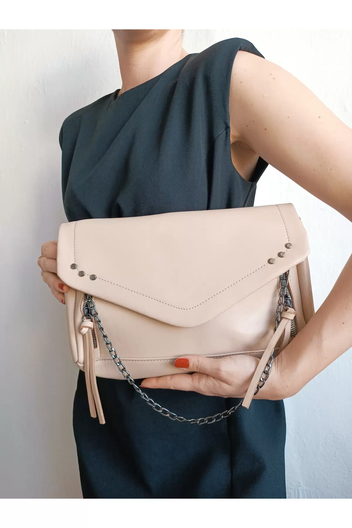 Mirena Cream Womens Shoulder Bag with Chain Accessories