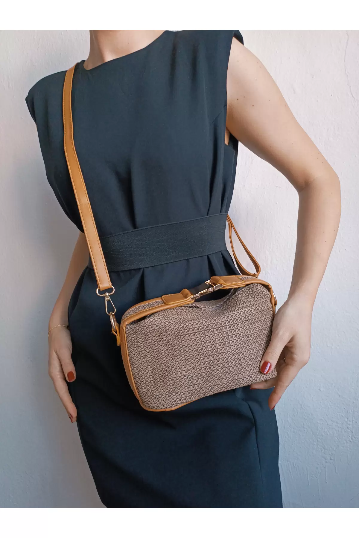 Toile Dark Mink-tan Straw Patterned Lock Handle Womens Handbag and Shoulder Bag