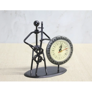 Metal Saatli Keman Çalan Müzisyen