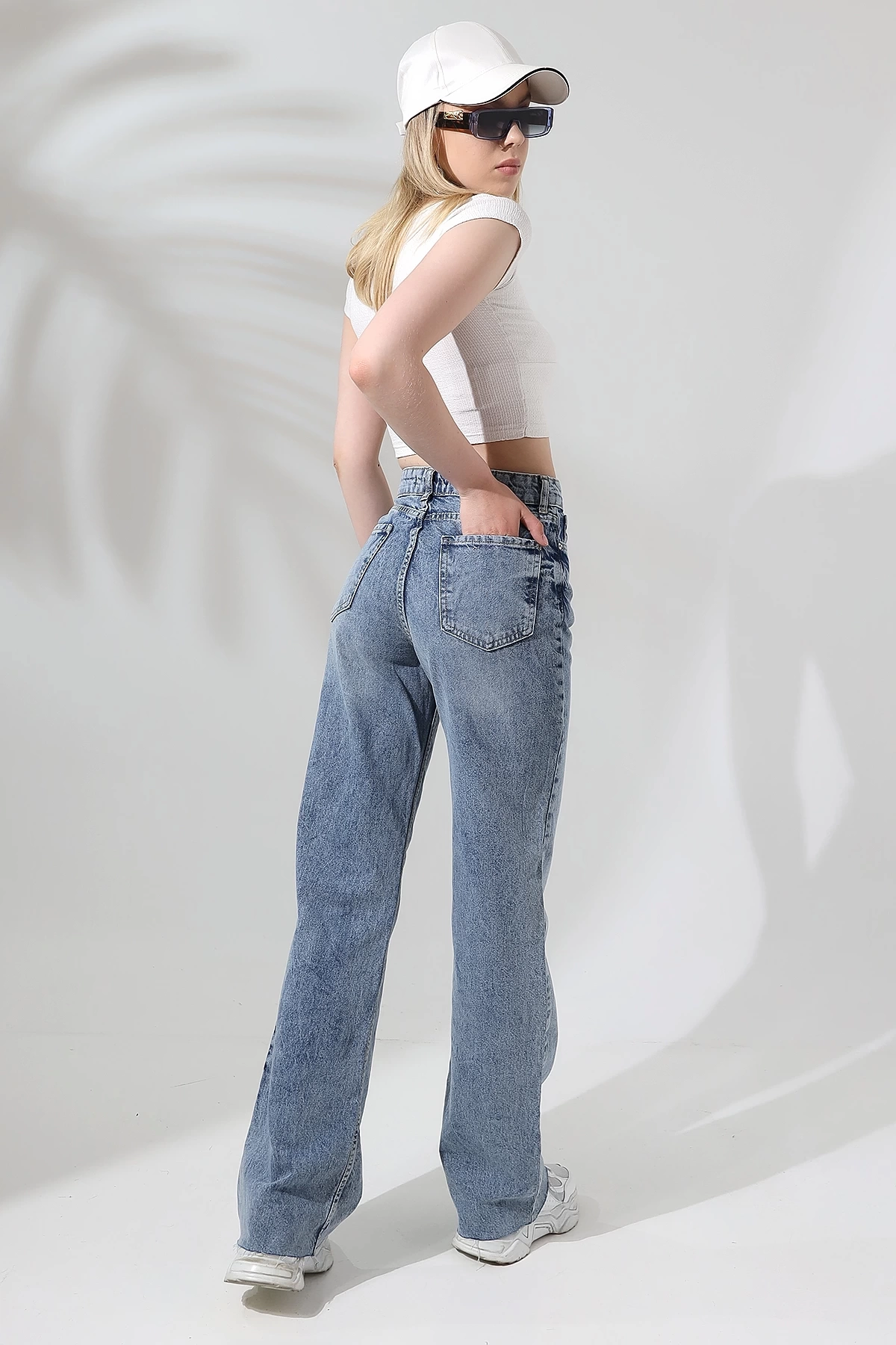 YÜKSEK BEL KESİK PAÇA MAVİ YIKAMALI STRAIGHT FIT JEAN