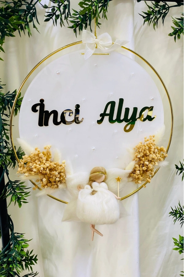 Pleksi Keçe Peri Bebek Kapı Süsü İsimlik Çemberli Makrome 30x30 cm