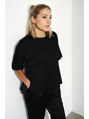 Pamuklu Penye Kumaş Fisto Detaylı Tişört