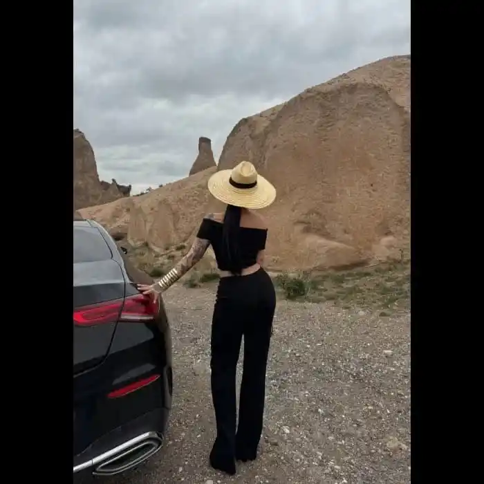 Madonna yaka bol paça pantolonlu takım
