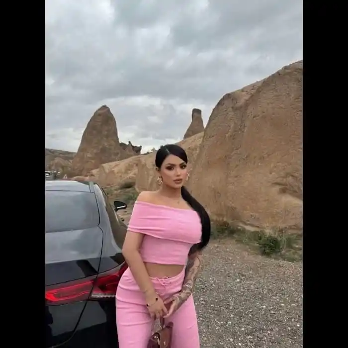 Madonna yaka bol paça pantolonlu takım