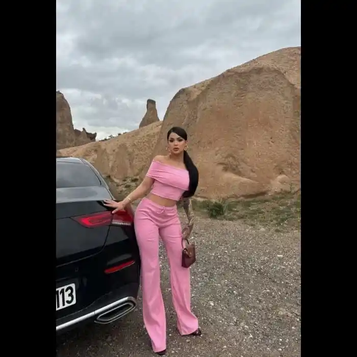 Madonna yaka bol paça pantolonlu takım