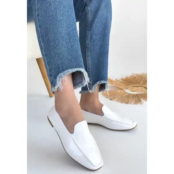 Betra Beyaz Rugan Babet Ayakkabı