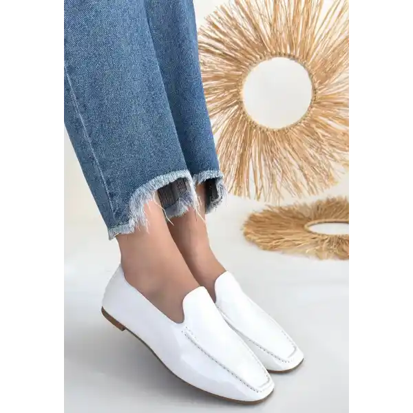 Betra Beyaz Rugan Babet Ayakkabı