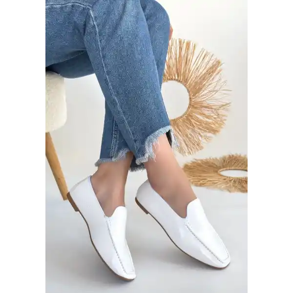 Betra Beyaz Rugan Babet Ayakkabı