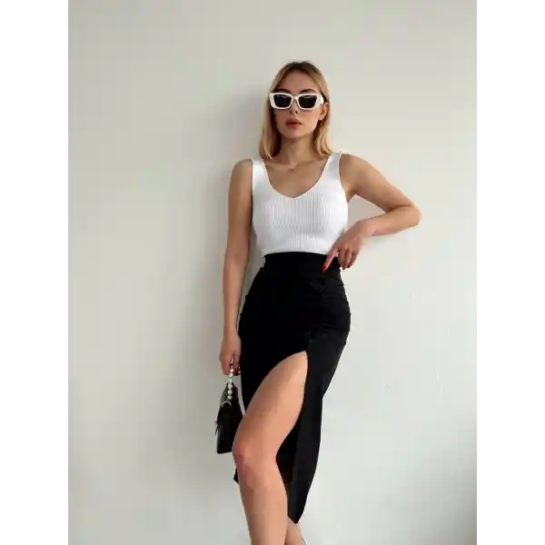 Büzgülü uzun yırtmaçlı midi boy etek siyah