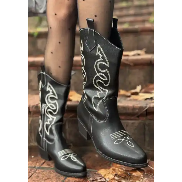 Emaly Siyah Cilt Beyaz İşlemeli Topuklu Çizme