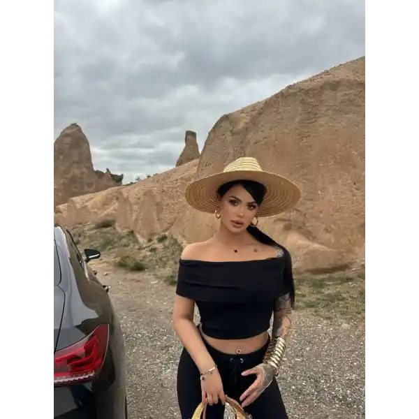 Madonna yaka bol paça pantolonlu takım