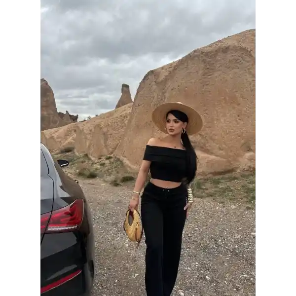 Madonna yaka bol paça pantolonlu takım