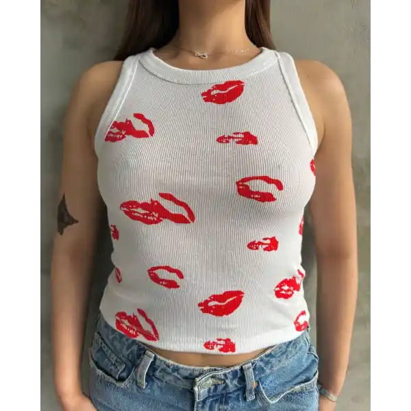 Öpücük baskılı bluz