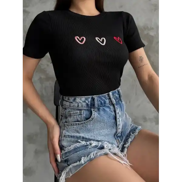 Üçlü kalp nakışlı bluz