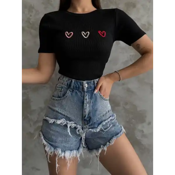 Üçlü kalp nakışlı bluz