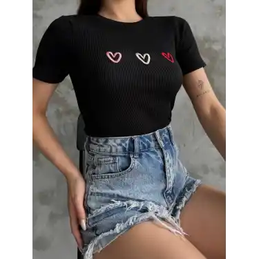 Üçlü kalp nakışlı bluz