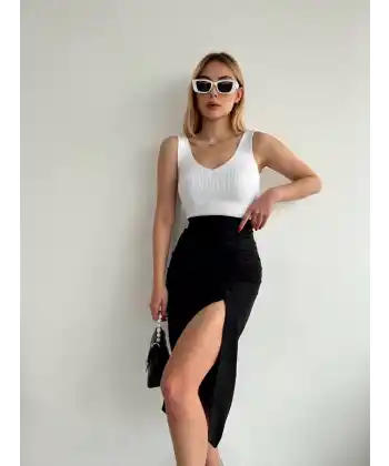 Büzgülü uzun yırtmaçlı midi boy etek siyah