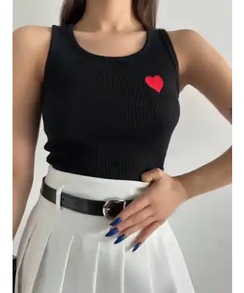 Kalp nakışlı atlet