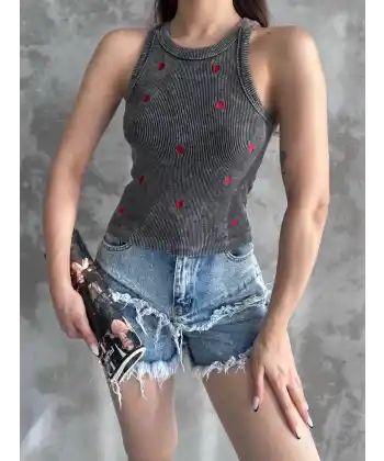 Kalp nakışlı bluz