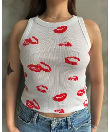 Öpücük baskılı bluz