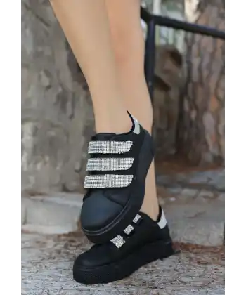 Yebta Siyah Cilt Beyaz İşlemeli Spor Ayakkabı