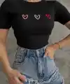 Üçlü kalp nakışlı bluz
