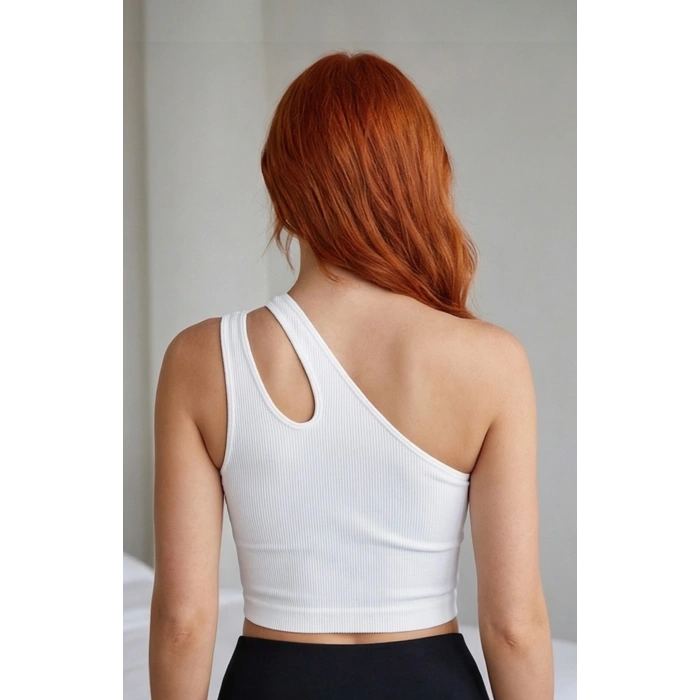 Kadın Beyaz Tek Omuz Cut Out Detaylı Crop Top Bluz – Şık, Rahat ve Kolay Kombinlenebilir