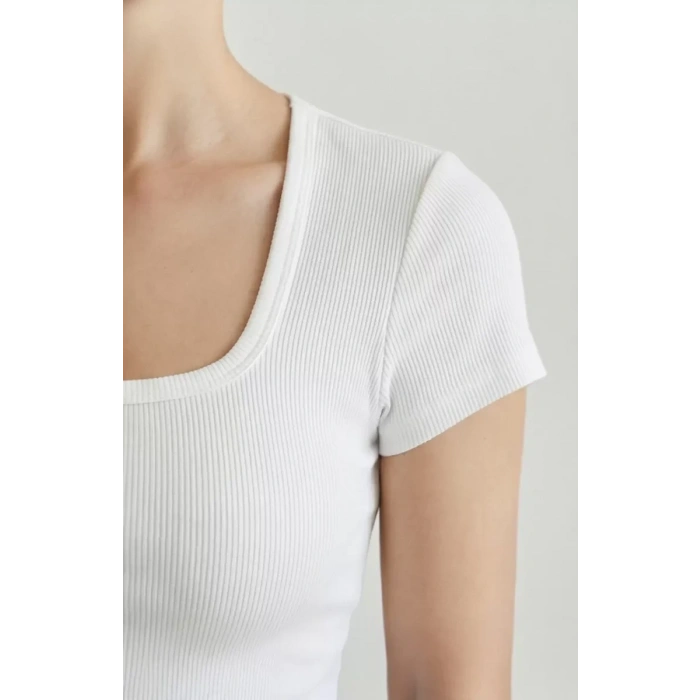 Kadın Beyaz Yarım Kol Düz Yaka Crop Top Bluz – Şık, Rahat ve Kolay Kombinlenebilir
