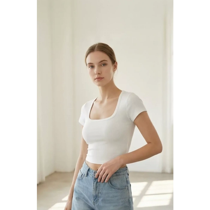 Kadın Beyaz Yarım Kol Düz Yaka Crop Top Bluz – Şık, Rahat ve Kolay Kombinlenebilir