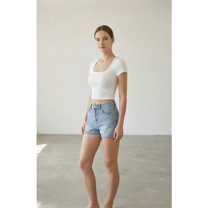 Kadın Beyaz Yarım Kol Düz Yaka Crop Top Bluz – Şık, Rahat ve Kolay Kombinlenebilir