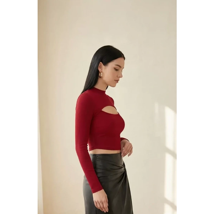 Kadın Bordo Göğüs Dekolteli Uzun Kollu Cut Out Crop Top Bluz – Şık, Rahat ve Kolay Kombinlenebilir