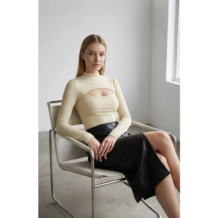 Kadın Ekru Göğüs Dekolteli Uzun Kollu Cut Out Crop Top Bluz – Şık, Rahat ve Kolay Kombinlenebilir