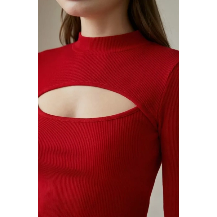 Kadın Kırmızı Göğüs Dekolteli Uzun Kollu Cut Out Crop Top Bluz – Şık, Rahat ve Kolay Kombinlenebilir