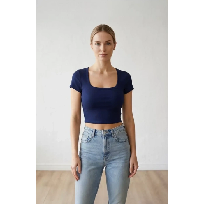 Kadın Lacivert Yarım Kol Düz Yaka Crop Top Bluz – Şık, Rahat ve Kolay Kombinlenebilir