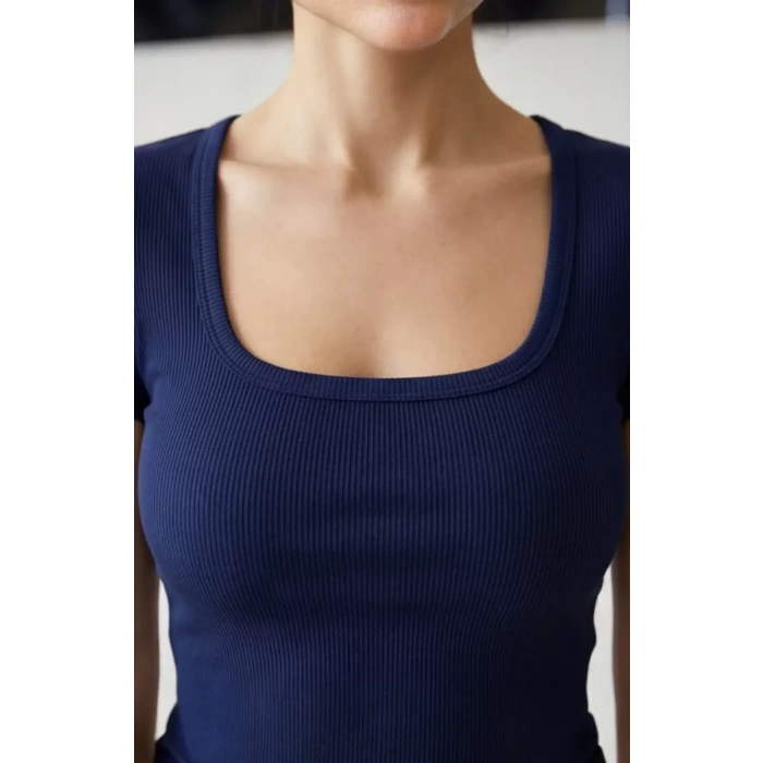 Kadın Lacivert Yarım Kol Düz Yaka Crop Top Bluz – Şık, Rahat ve Kolay Kombinlenebilir