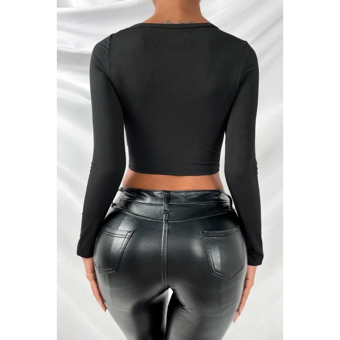 Kadın Siyah Göğüs Dekolteli Çapraz Askılı Uzun Kollu Crop Top Bluz – Şık, Rahat ve Kolay Kombinlenebilir