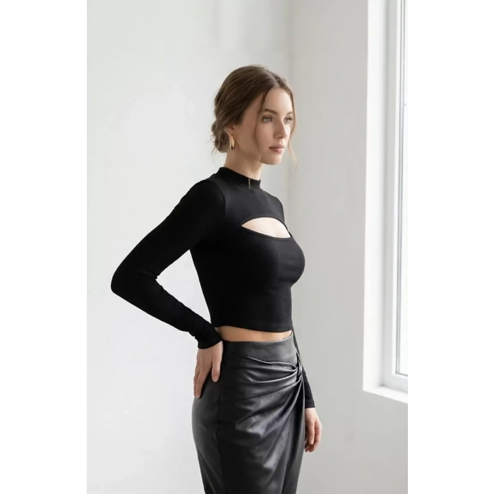 Kadın Siyah Göğüs Dekolteli Uzun Kollu Cut Out Crop Top Bluz – Şık, Rahat ve Kolay Kombinlenebilir