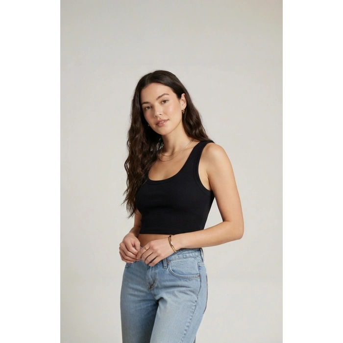 Kadın Siyah Kare Yaka Crop Top Bluz – Şık, Rahat ve Kolay Kombinlenebilir