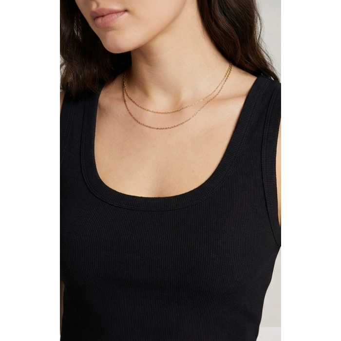 Kadın Siyah Kare Yaka Crop Top Bluz – Şık, Rahat ve Kolay Kombinlenebilir
