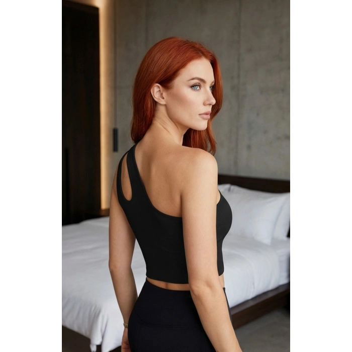 Kadın Siyah Tek Omuz Cut Out Detaylı Crop Top Bluz – Şık, Rahat ve Kolay Kombinlenebilir